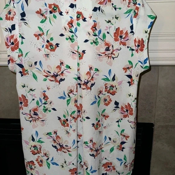 DR2 Daniel Rainn - cream  floral v-neck pleated front cap sleeves top, S… - Picture 2 of 7